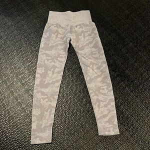 Seamless gray camo NVGTN leggings